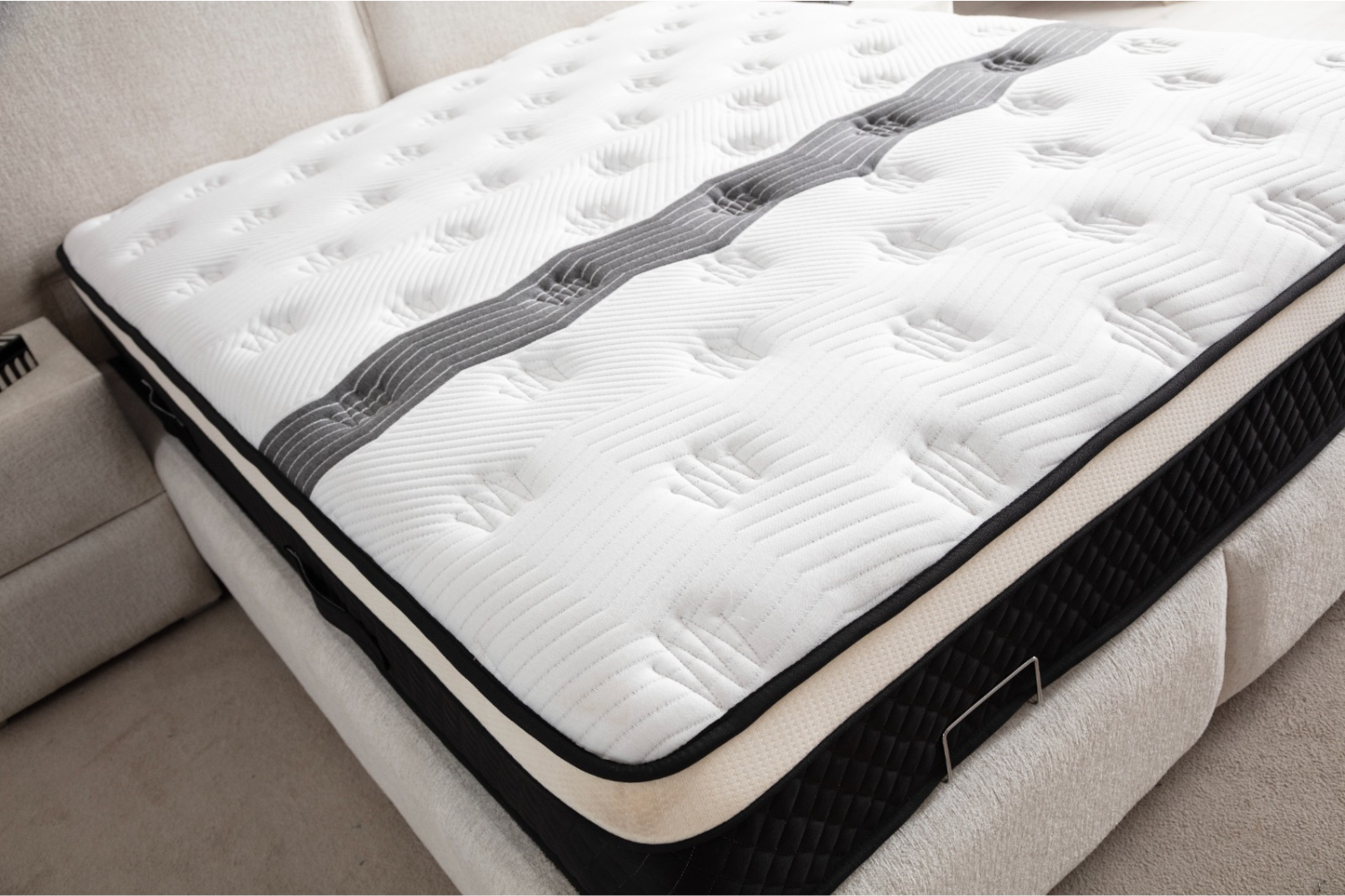 Lit coffre chenille blanc cassé 12_d8b2a240-716f-4c9c-90e5-6d7835cfc38e Oonamobilier