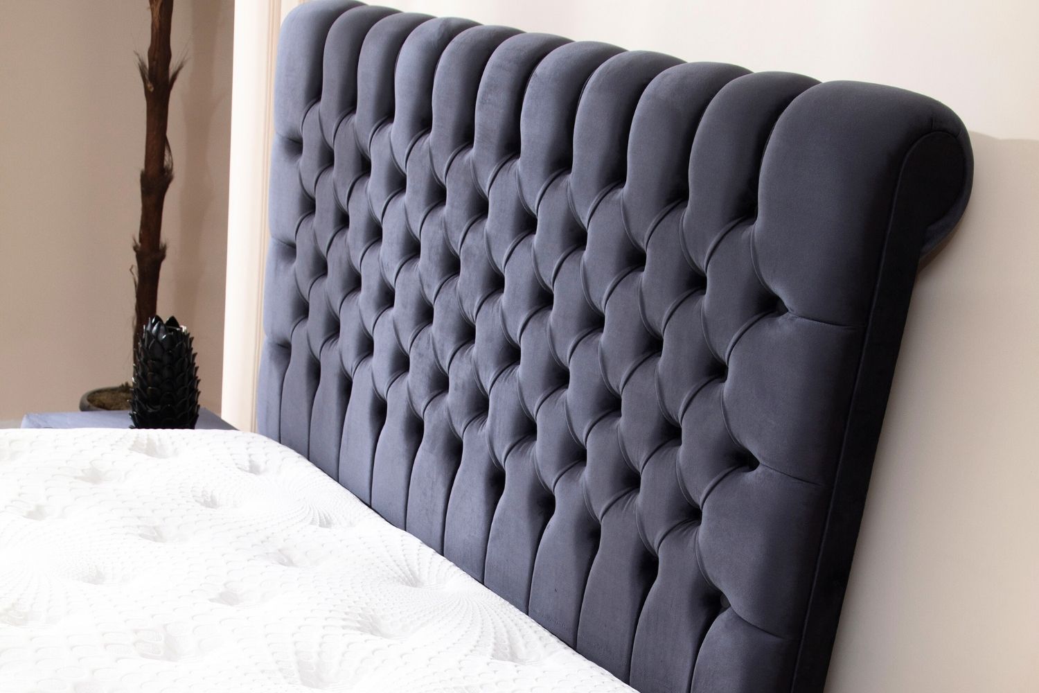 Lit coffre velours gris anthracite 177_0d87319f-db04-42c9-978e-e31b0d52070b Oonamobilier