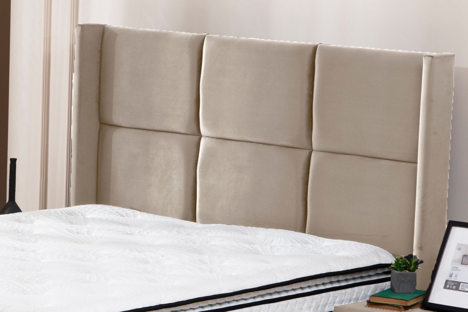 Lit coffre velours beige 216_bfc71f6a-883a-457f-a62c-0ae791743dee Oonamobilier
