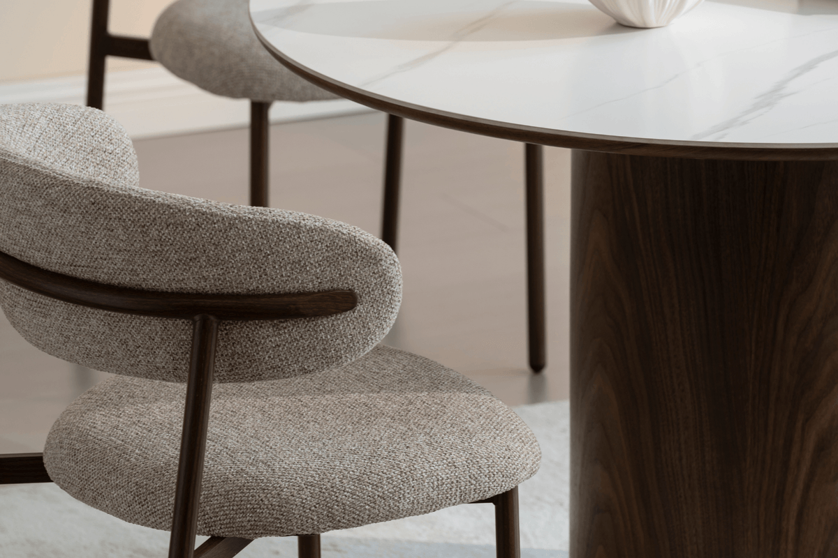 Chaise en tissu & pieds métal effet noyer Chaise 86 Oona mobilier