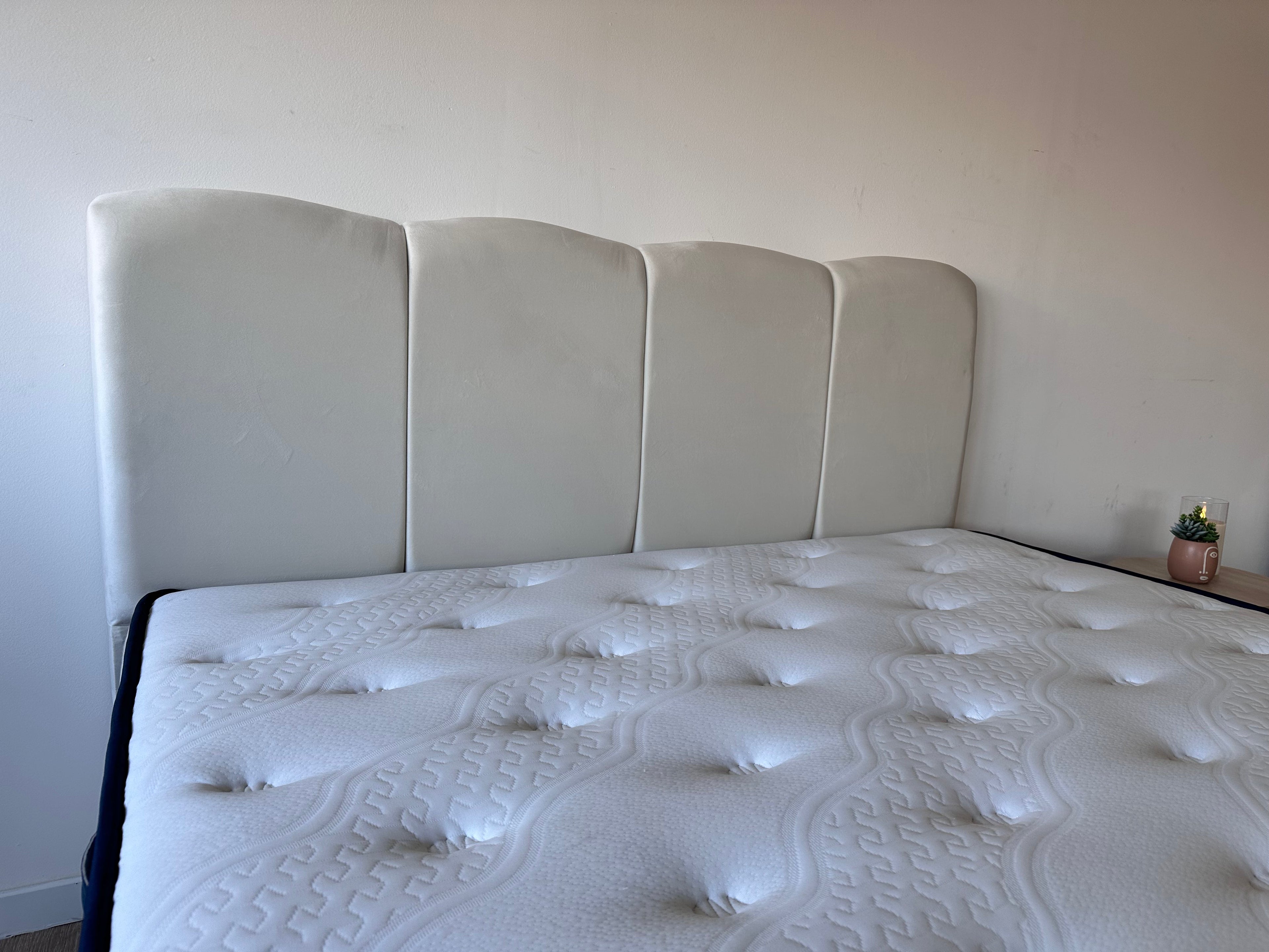 Lit coffre velours blanc cassé IMG_0704 Oona mobilier