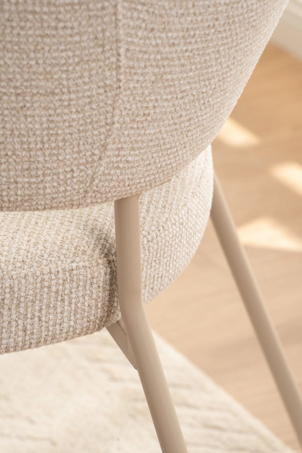 Chaise en tissu & pieds métal beige Chaise UDT25021PT-04MDIA1200x750_UDC23100Q52-02_15__web Oona mobilier
